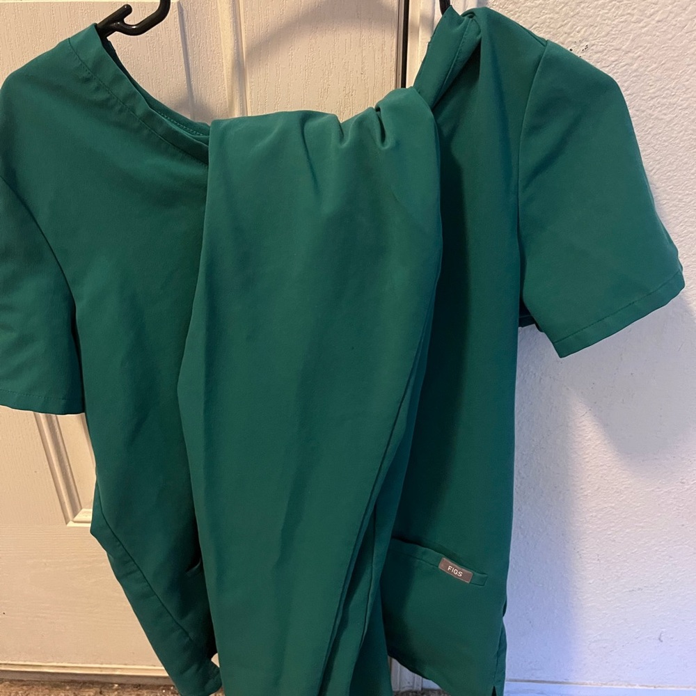 Figs Scrubs Green Jogger Set - Top size small, bottoms size medium